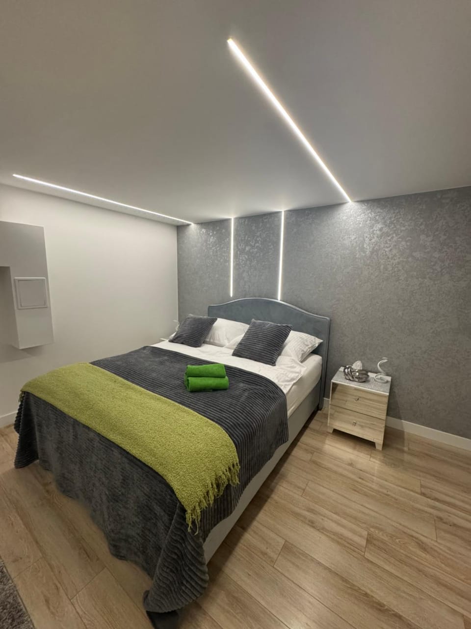 Bed, Photo of the whole room, Bedroom, towels