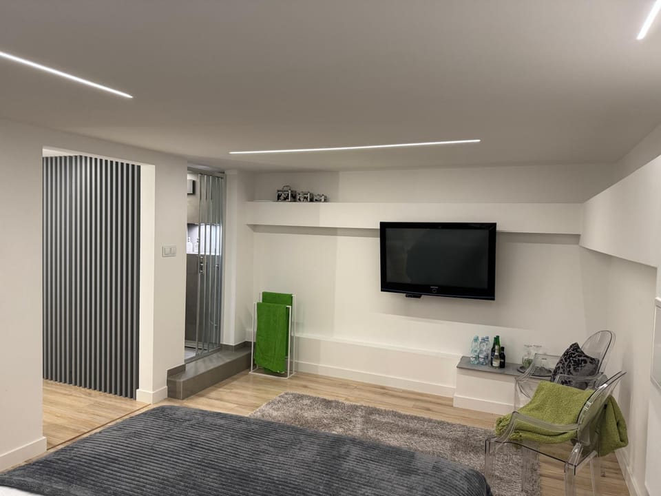 TV and multimedia, Photo of the whole room, Bedroom