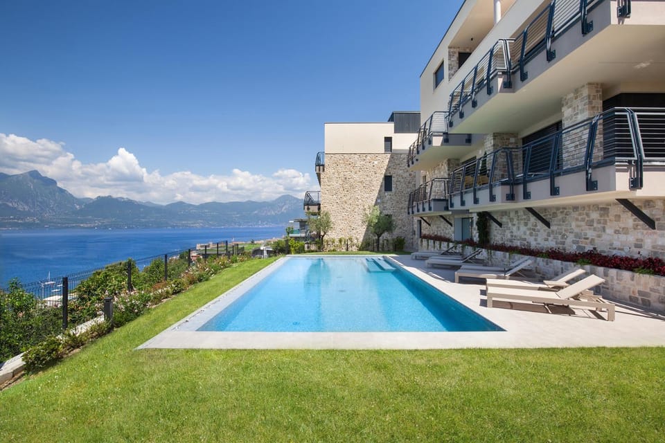 Lakeview luxury suite in Torri Apartment in Torri del Benaco