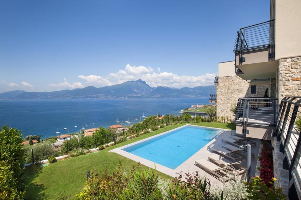 Lakeview luxury suite in Torri Apartment in Torri del Benaco