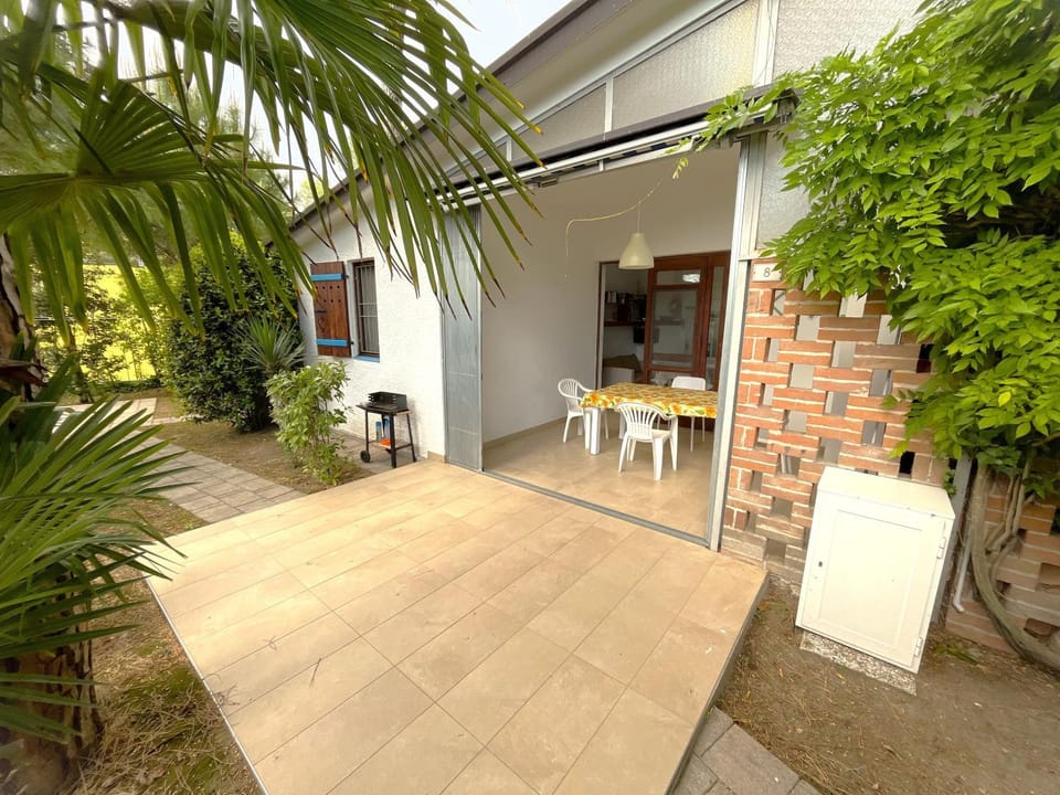Property building, Patio, Day, Summer, Garden, Dining area, Garden view