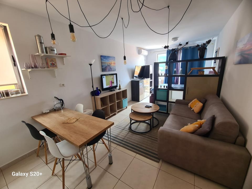 TV and multimedia, Kitchen or kitchenette, Living room, Seating area, Dining area