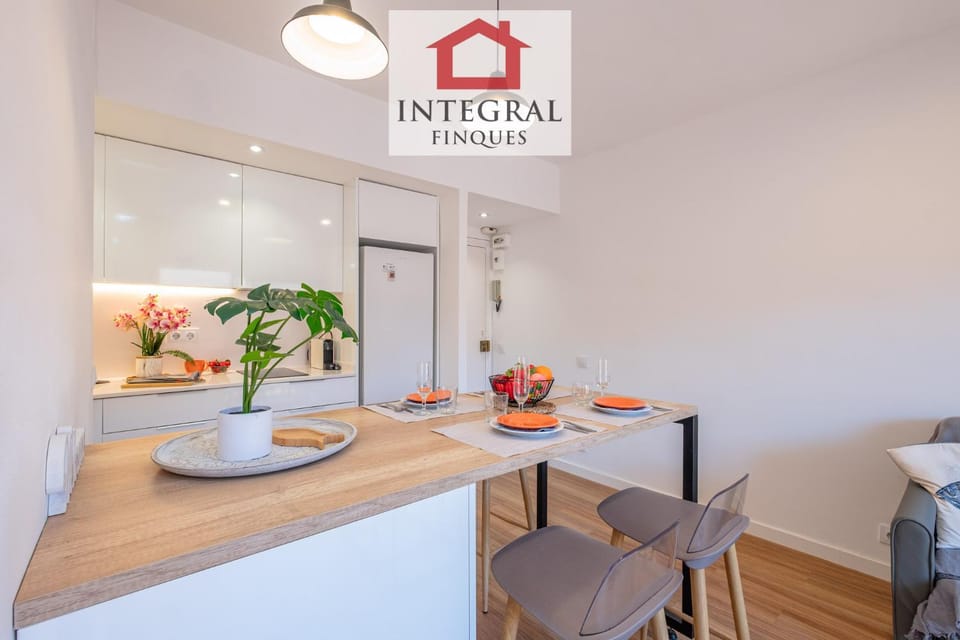 Photo of the whole room, Dining area, kitchen