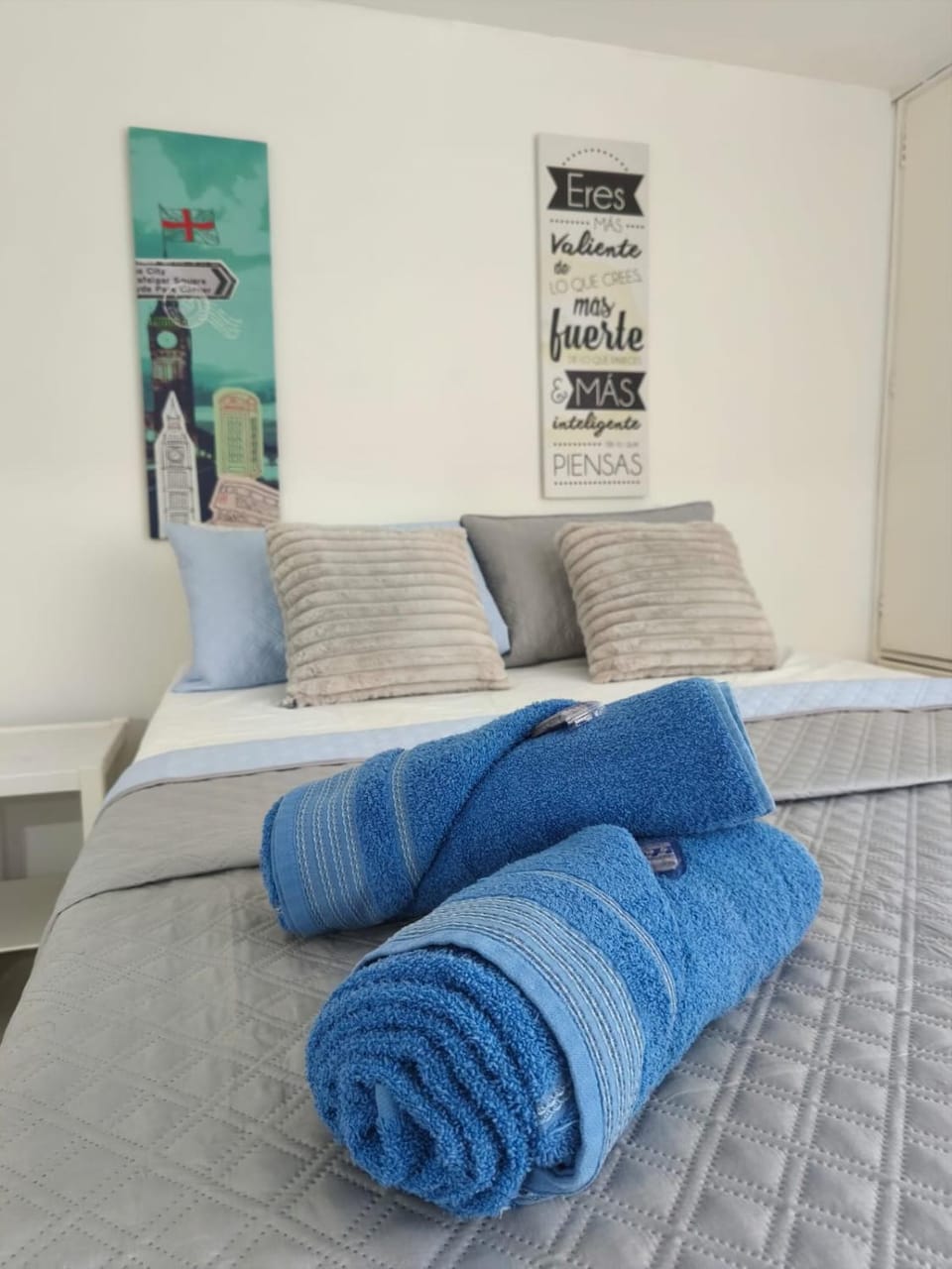 Bed, Bedroom, towels