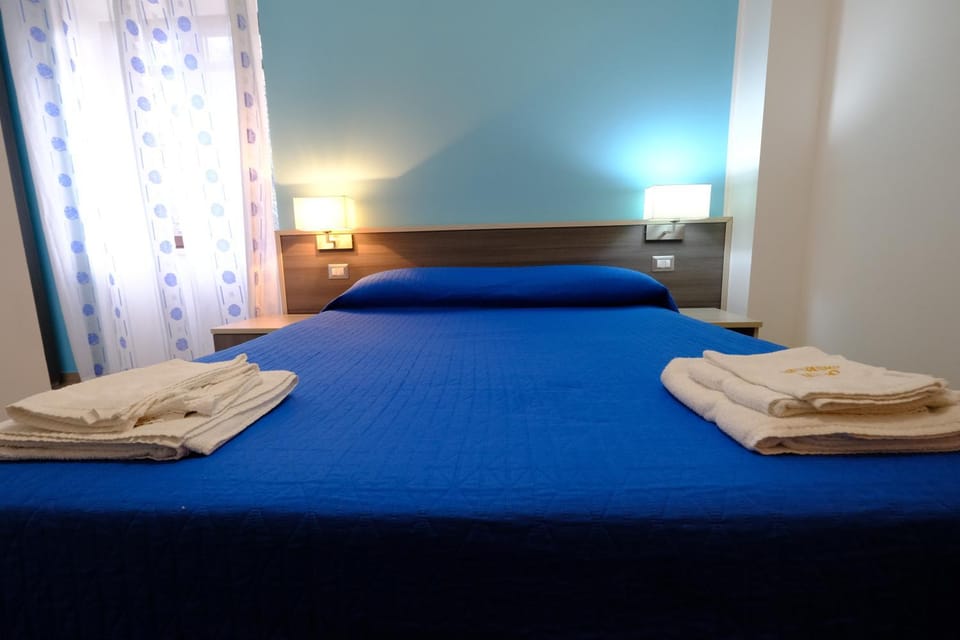 Bed, Bedroom, towels