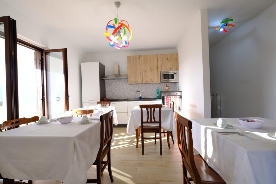 Kitchen or kitchenette, Breakfast