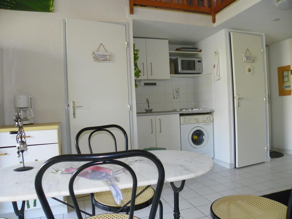 Appartement avec chambre et mezzanine à proximité de la mer Apartment in Agde