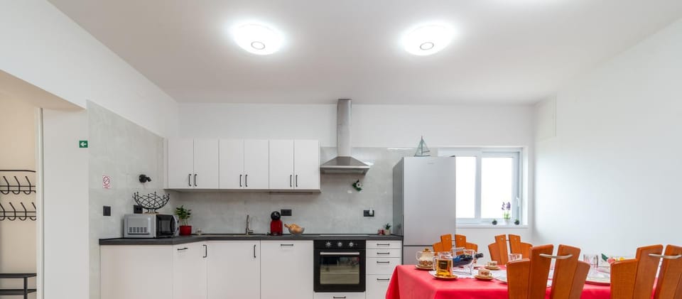 Coffee/tea facilities, Kitchen or kitchenette, Dining area, dishwasher, oven, stove, toaster