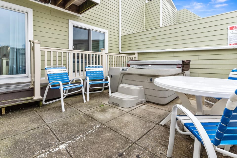 North OC Condo 2BR w pool, private hot tub & views of Fenwick Lighthouse House in Ocean City