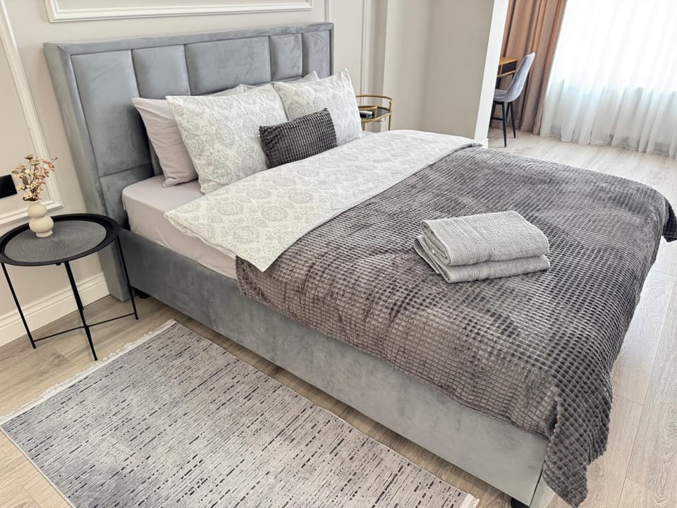 Bed, Photo of the whole room, Bedroom, towels