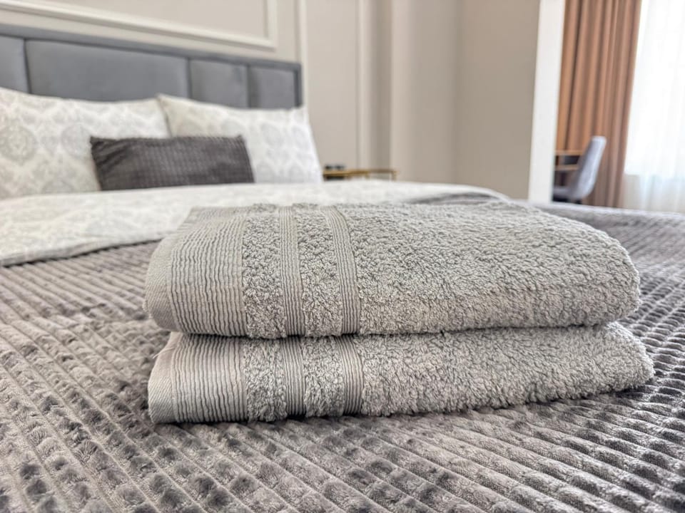 Bed, Photo of the whole room, Bedroom, towels
