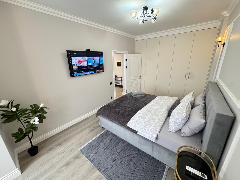 Bed, TV and multimedia, Photo of the whole room, Bedroom