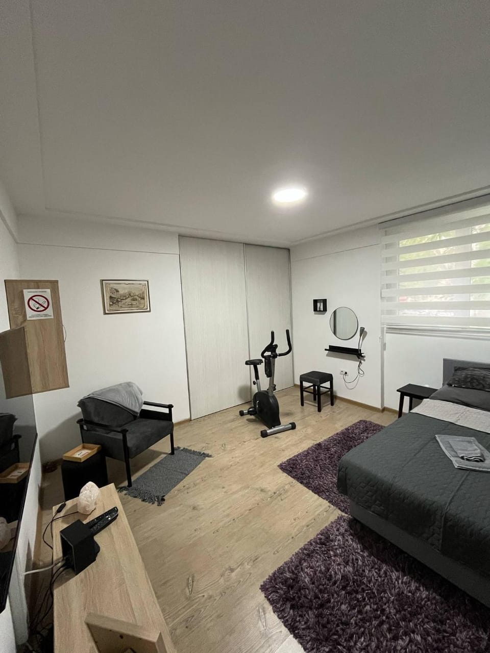 Bed, TV and multimedia, Photo of the whole room