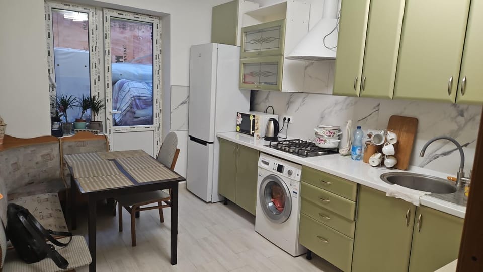 Coffee/tea facilities, Kitchen or kitchenette, stove
