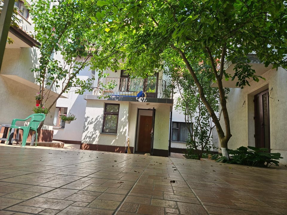 Property building, Patio, Day, Garden, Garden view