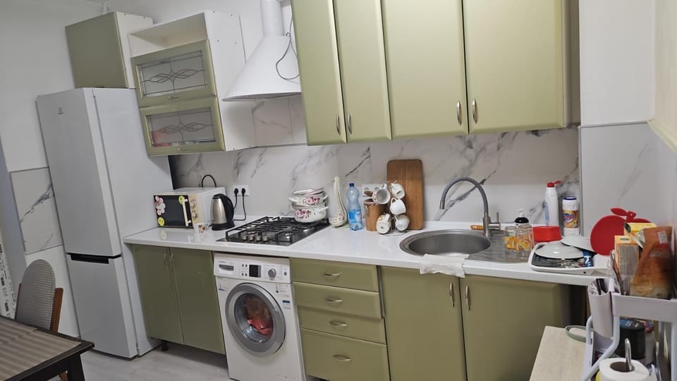 Coffee/tea facilities, Kitchen or kitchenette, stove, washing machine