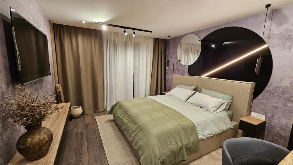 Bed, TV and multimedia, Photo of the whole room, Bedroom