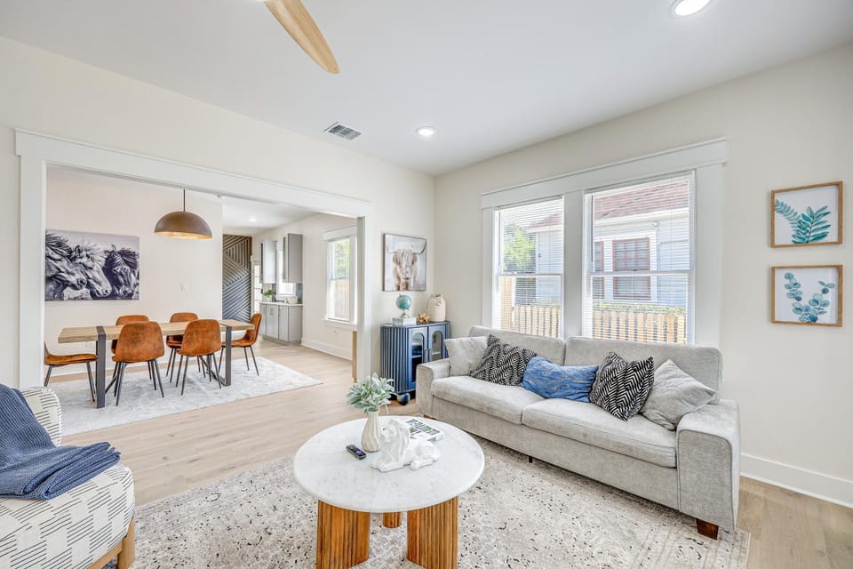 2 Blocks from Riverwalk: 1 Mile to SA Downtown House in San Antonio