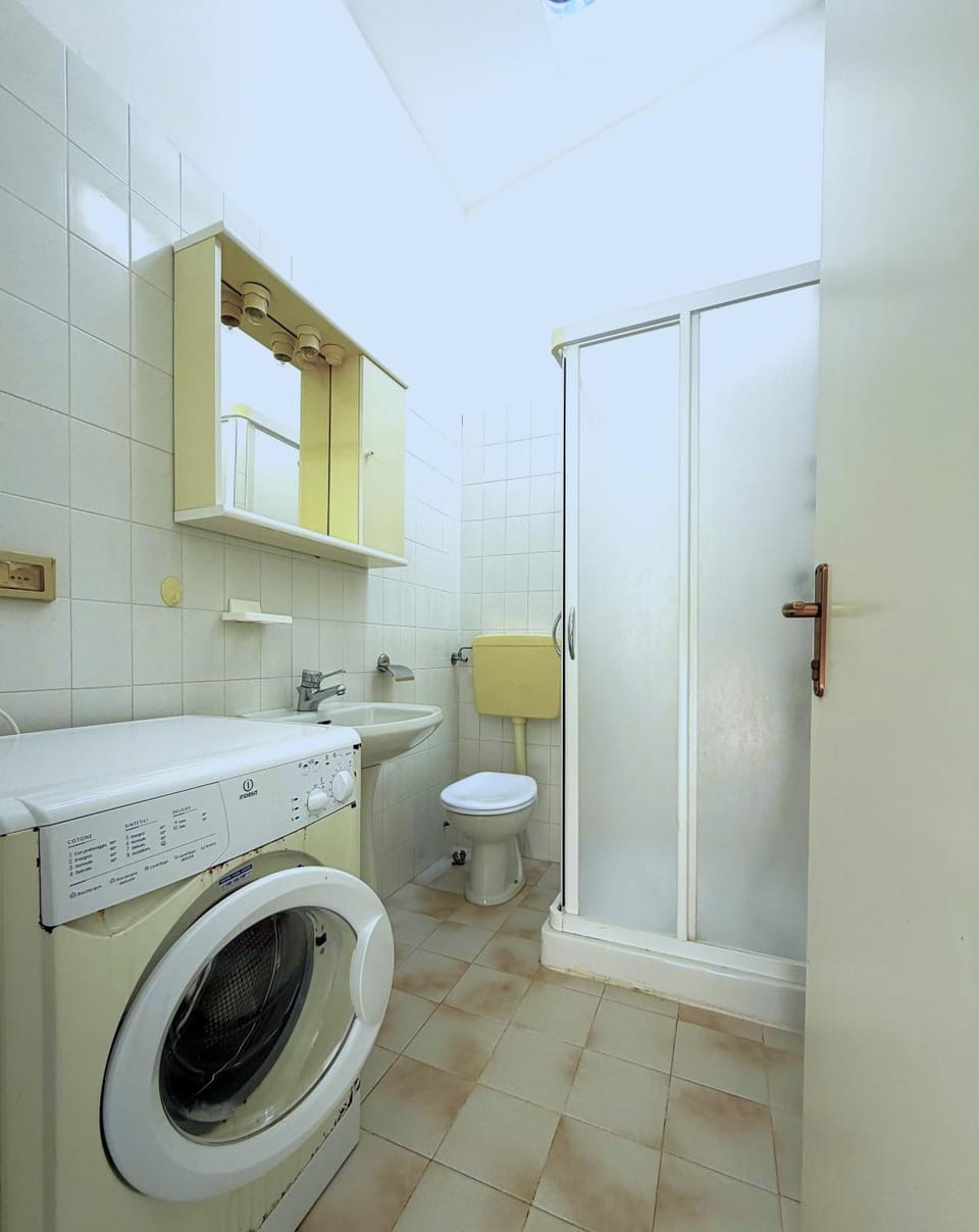 Toilet, Bathroom, washing machine
