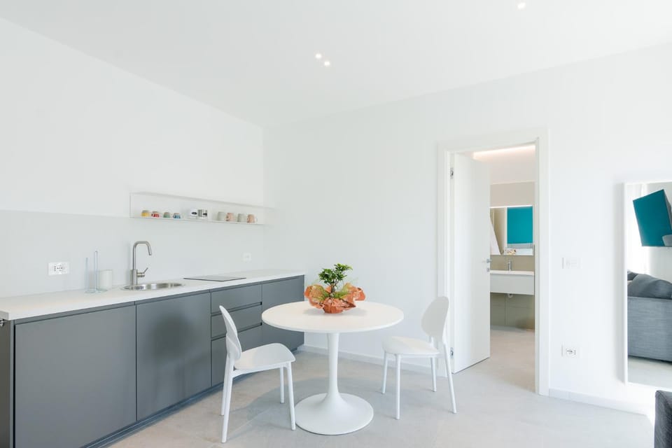 Kitchen or kitchenette, Living room, Seating area, Dining area