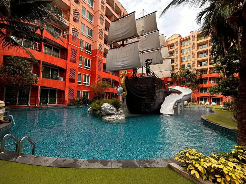 Property building, Day, Pool view, Swimming pool, sunbed
