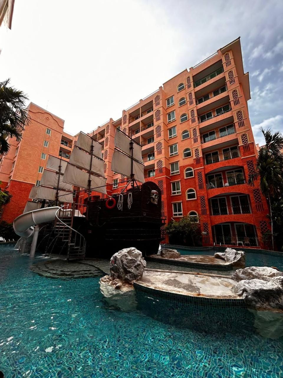 Property building, Day, Pool view, Swimming pool, sunbed