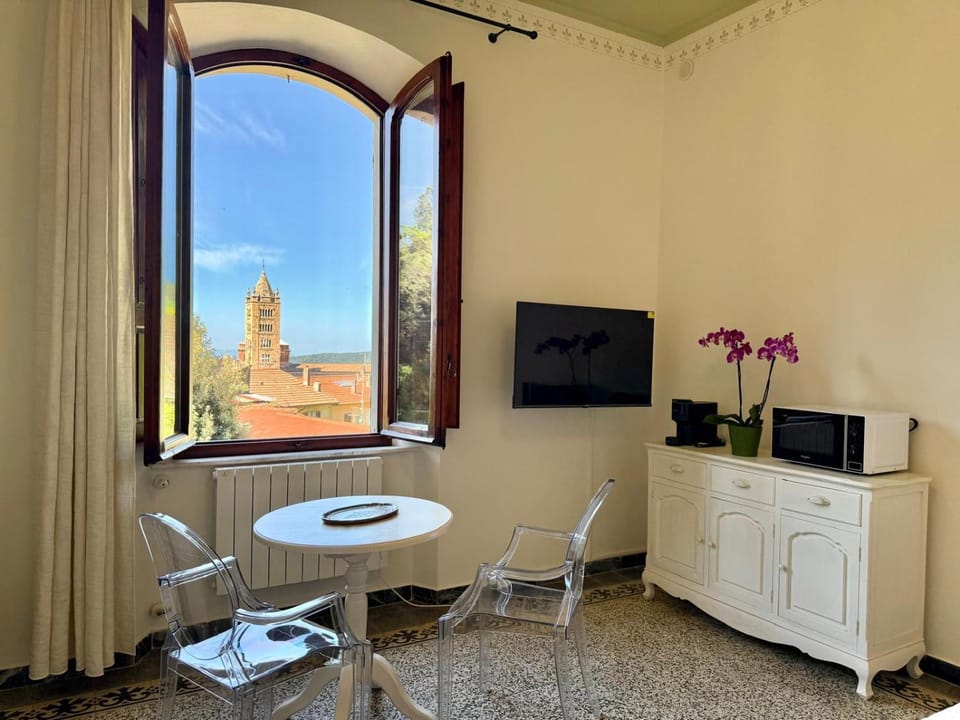 Dining area, Evening entertainment, minibar