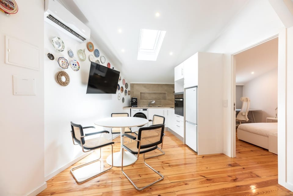TV and multimedia, Kitchen or kitchenette, Seating area, oven, stove, air conditioner