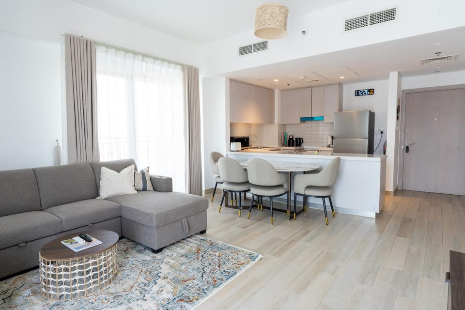 Kitchen or kitchenette, Living room, Seating area, Dining area