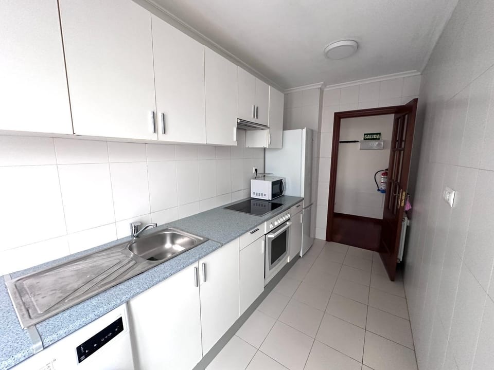 Coffee/tea facilities, Kitchen or kitchenette, microwave, oven, stove, washing machine