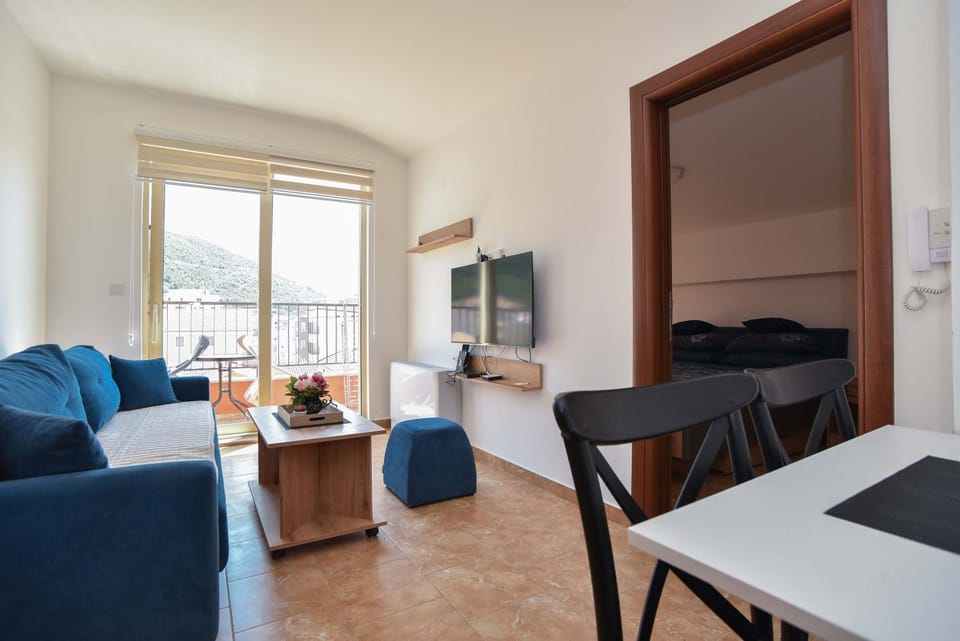 Living room, Seating area, Dining area, air conditioner