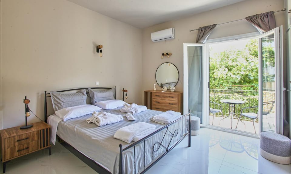 Bed, View (from property/room), Balcony/Terrace, Photo of the whole room, Bedroom, towels, air conditioner