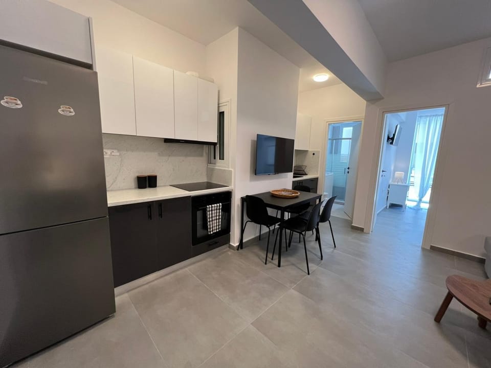 TV and multimedia, Kitchen or kitchenette, oven, stove