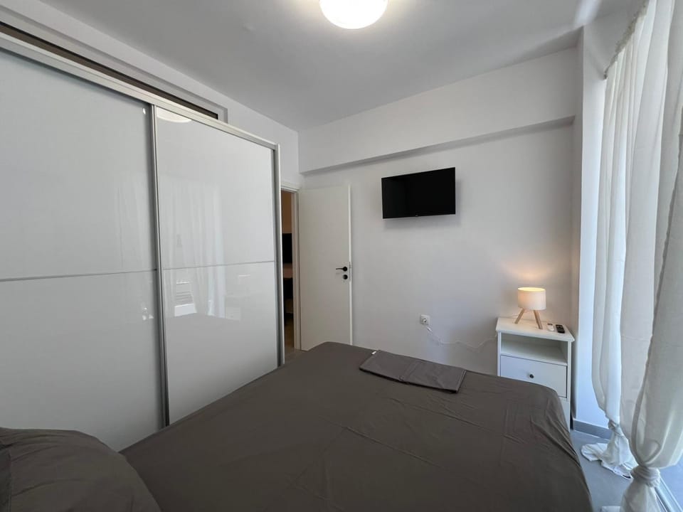 Bed, TV and multimedia, Photo of the whole room, Bedroom, wardrobe