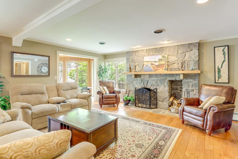 1 Mi to Village: Waterfront Oasis in Lake George! House in Queensbury