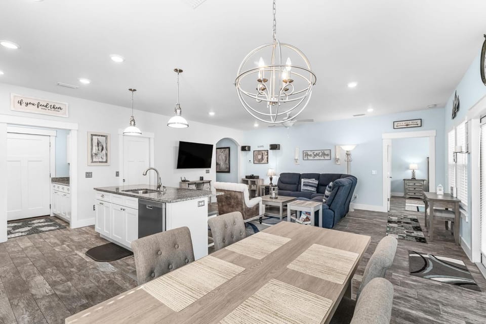 TV and multimedia, Kitchen or kitchenette, Living room, Decorative detail, Seating area, Dining area