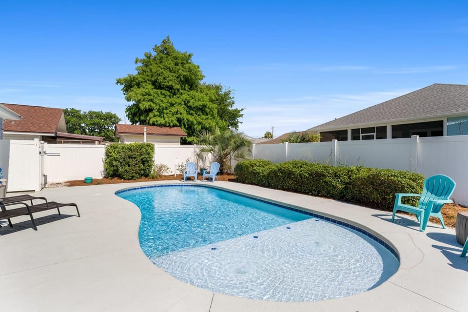 Property building, Patio, Day, Natural landscape, Seating area, Pool view, Swimming pool, sunbed
