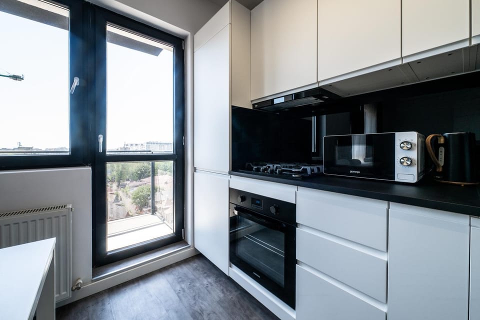 Coffee/tea facilities, Kitchen or kitchenette, stove