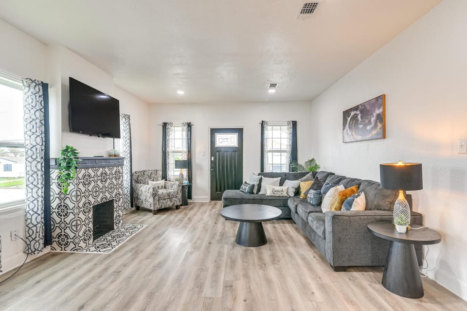 Backyard Movie Nights! Galveston Beach Retreat House in Galveston Island