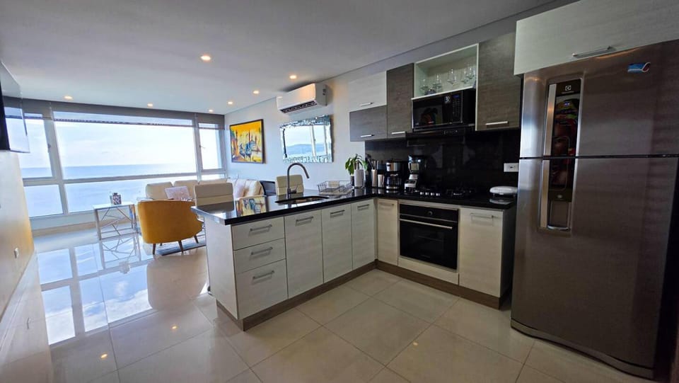 Coffee/tea facilities, Kitchen or kitchenette, oven, stove