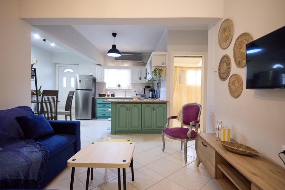TV and multimedia, Kitchen or kitchenette, Living room, Seating area, Dining area