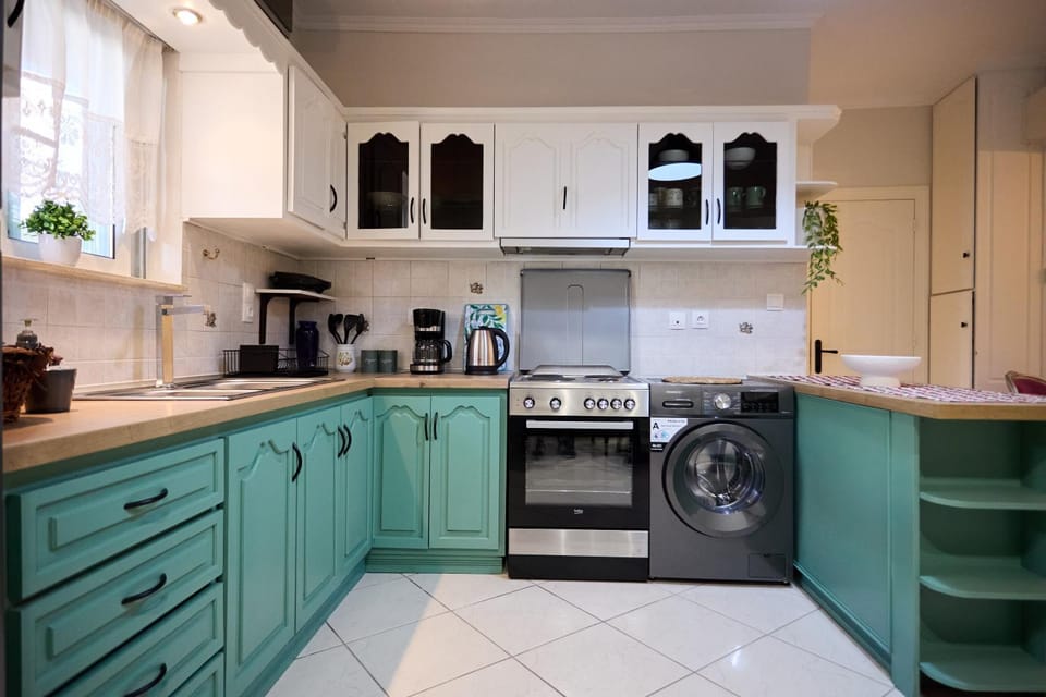 Coffee/tea facilities, Kitchen or kitchenette, oven, stove, washing machine