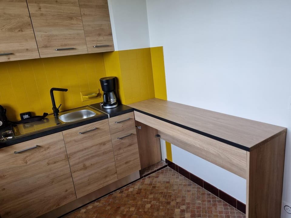 Kitchen or kitchenette