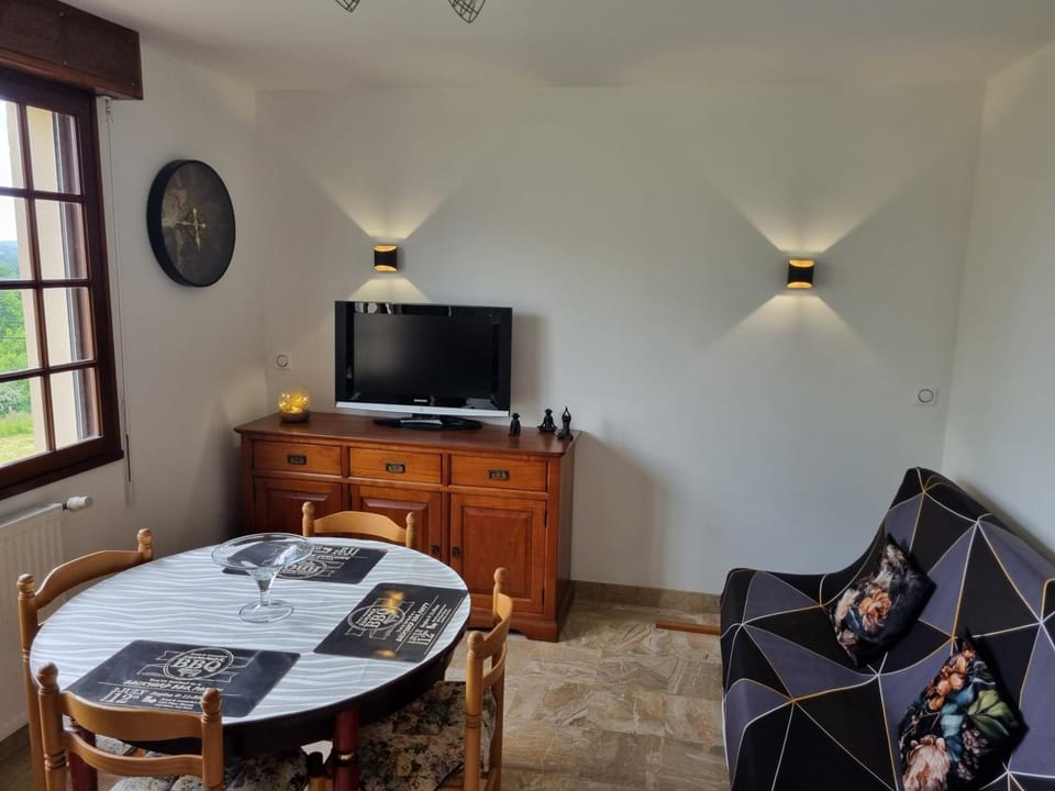 TV and multimedia, Seating area, Dining area