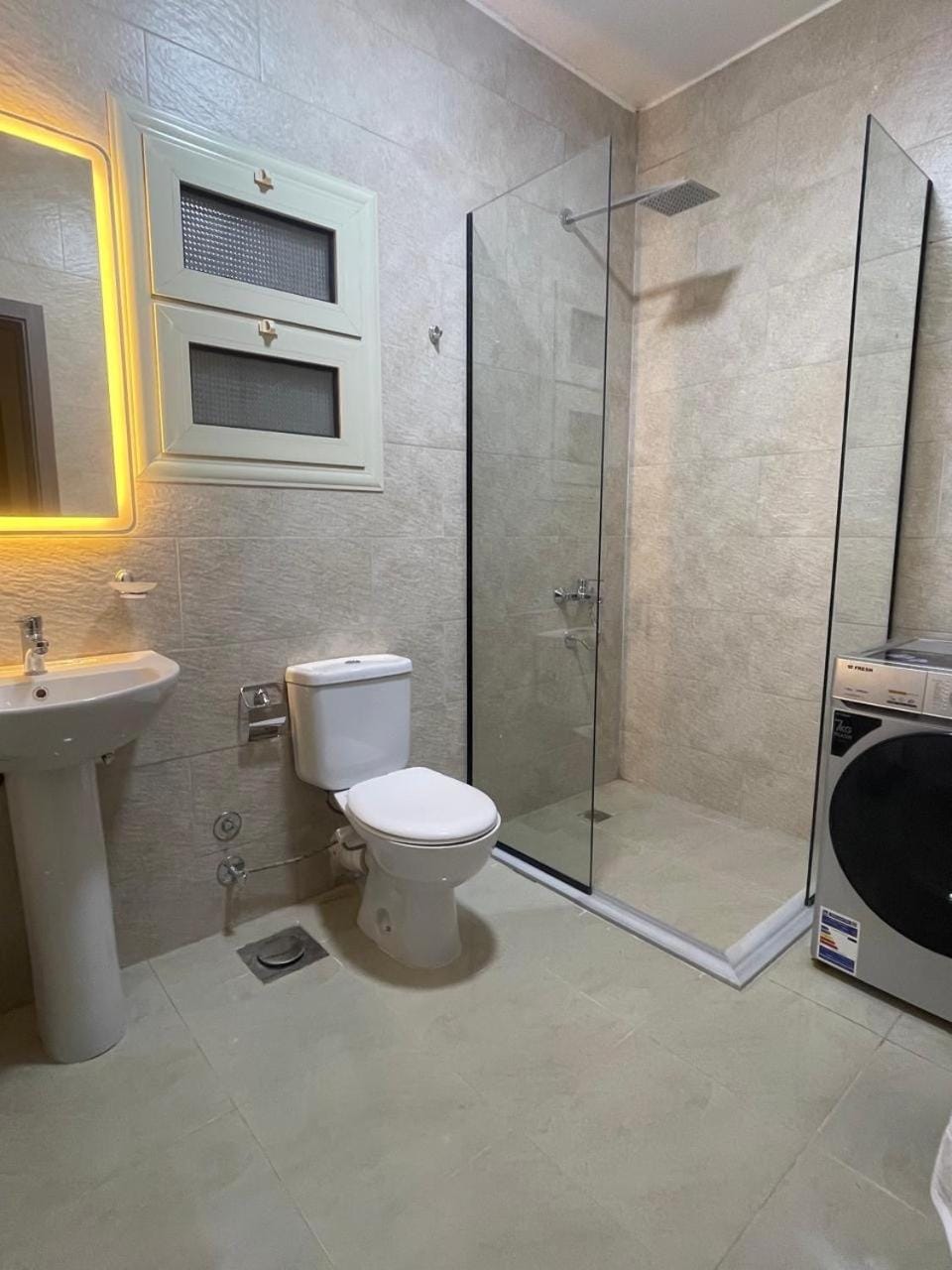 Shower, Toilet, Bathroom, towels, washing machine