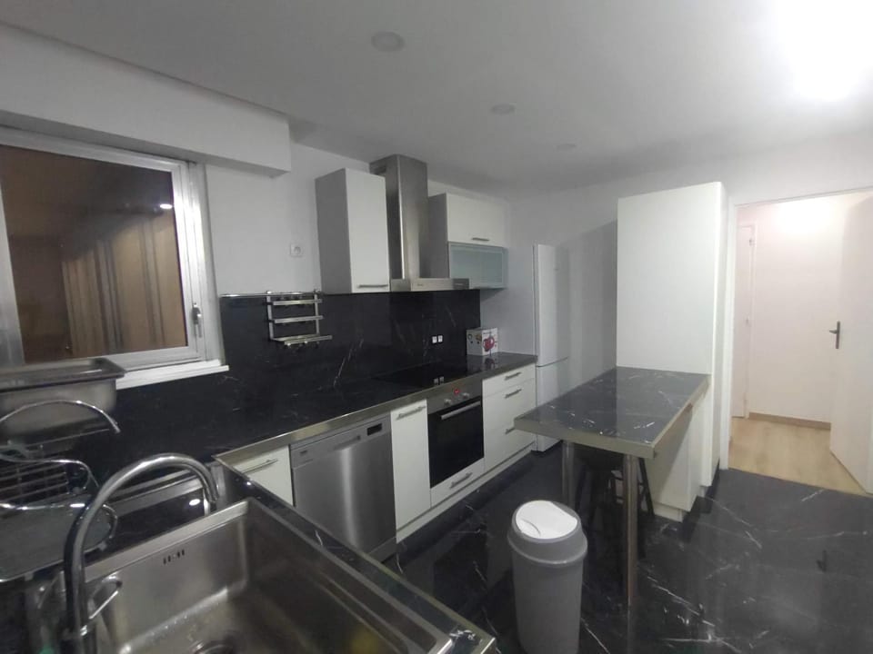 4 min walk to metro, 3 bedrooms &Salon, La Défense Apartment in Puteaux