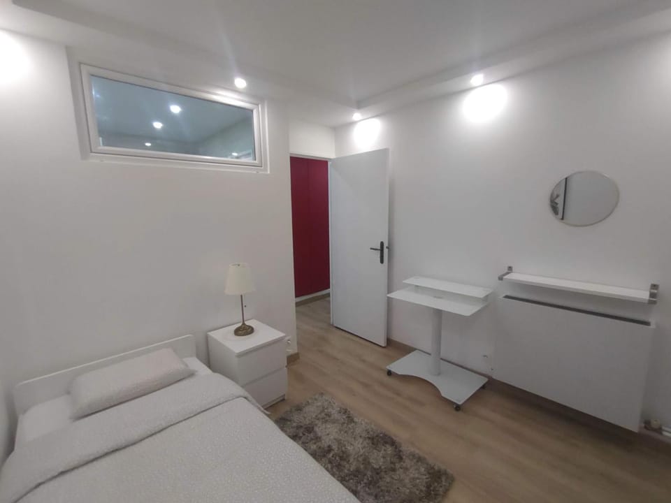 4 min walk to metro, 3 bedrooms &Salon, La Défense Apartment in Puteaux