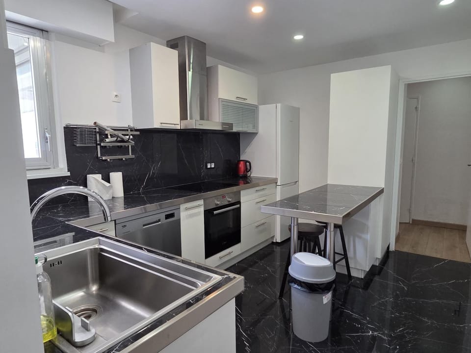 4 min walk to metro, 3 bedrooms &Salon, La Défense Apartment in Puteaux