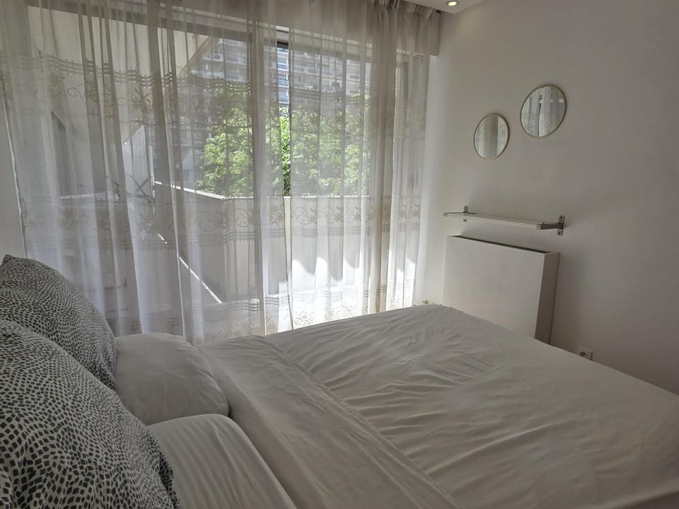 4 min walk to metro, 3 bedrooms &Salon, La Défense Apartment in Puteaux