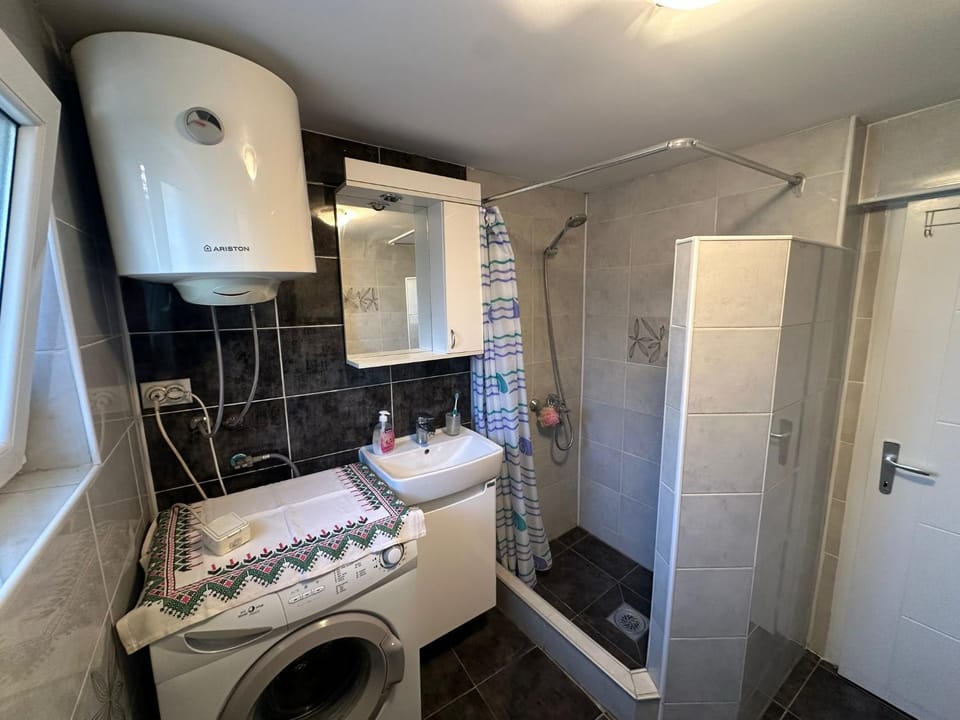 Shower, Bathroom, towels, washing machine